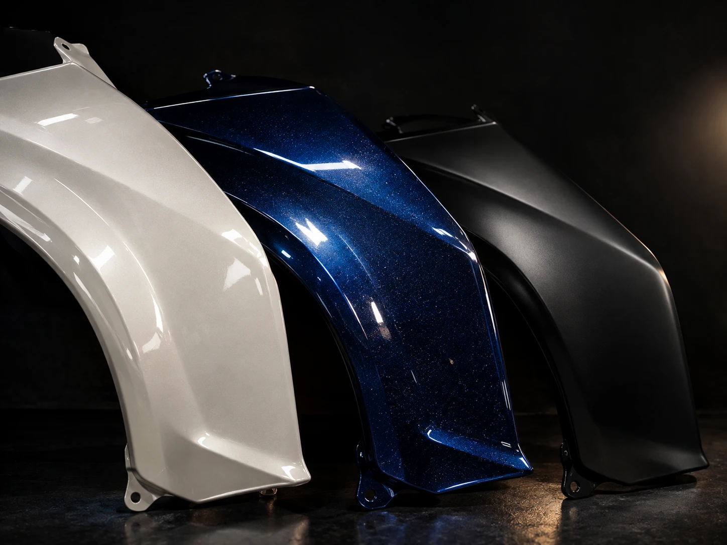 Trois ailes de voiture : blanc nacré brillant, bleu métallisé et noir mat